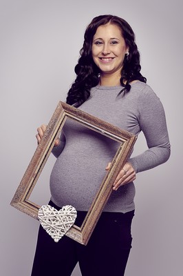 Portrétní a těhotenské fotografie. Fotografie budoucí maminky s bříškem před porodem