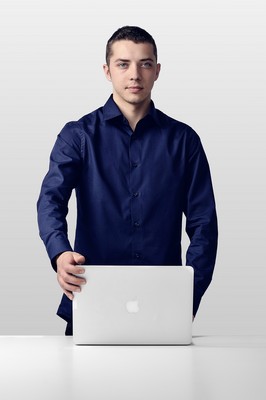Portrétní lifestylová a reklamní fotografie. Portrét kluka s Apple iMac notebookem.