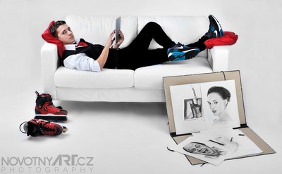 Lifestylová a reklamní portrétní fotografie kluka na gauči